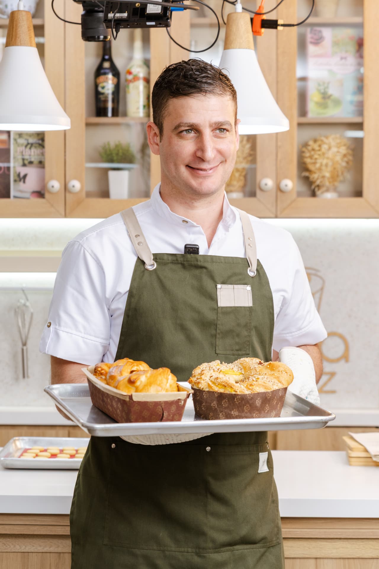 Agustín Adelardi con preparaciones de panadería y pastelería